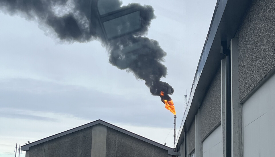 Stor røyksky og flamme frå fakkel under nedstenging av anlegget.
