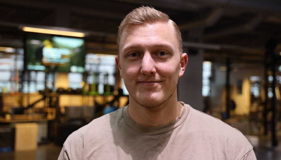 25-åringen forklarer at mange av kundene tar kontakt for veiledning, og har lite kunnskap på området fra før.