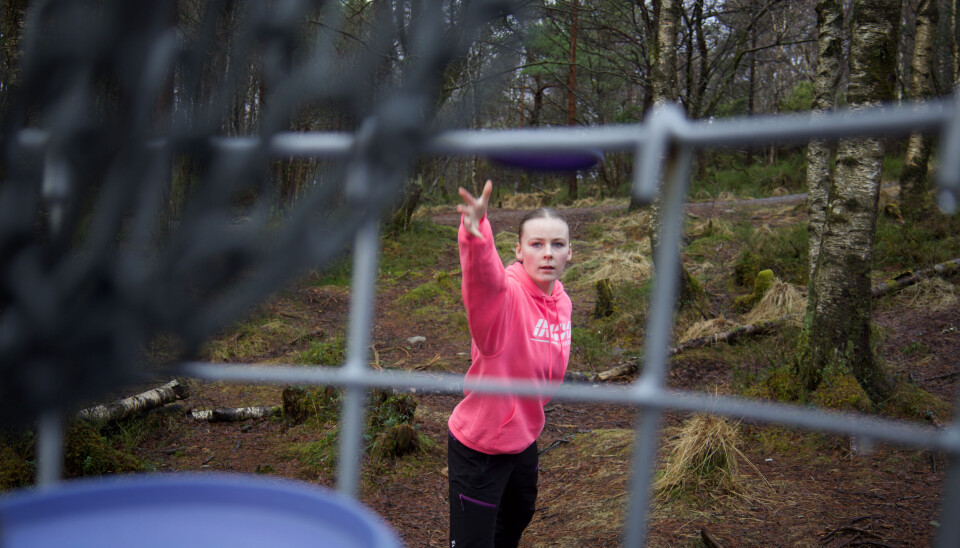 Nesse er vant med å bruke beina og sikte på et stort mål. Selv om 15-åringen fortsatt spiller fotball, er det frisbeegolf som er hovedfokus. Her treffer hun målkurven gang etter gang.