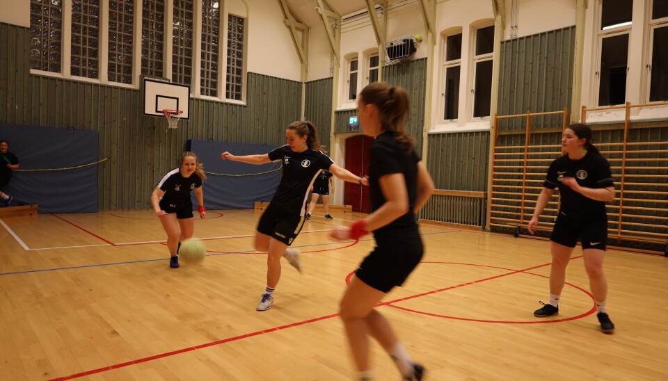 BSI-damene spiller futsal.