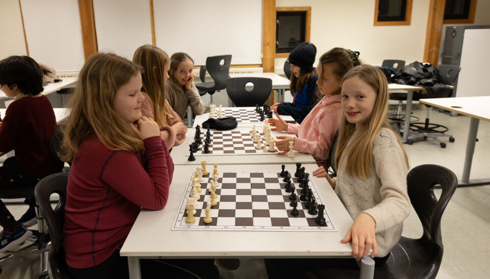 Sofia Fasmer (9) (t.v) og Ulrikke Baldersheim Heiselberg (9) (t.h.) klare for kveldens første runde.