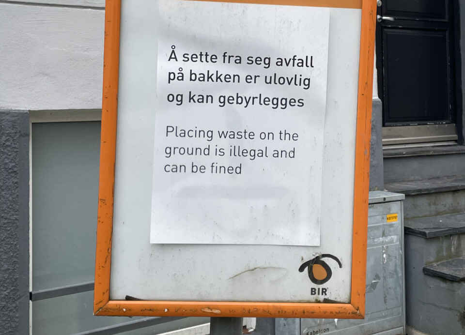 Også i de nye containerne kan man få bot for å sette fra seg søppel på bakken