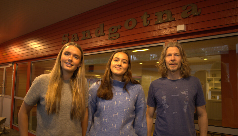 Tiendeklassingene Anna Undeland Solli og Maren Merkesdal, og læreren deres Jan Erik Aske på Sandgotna skole.
