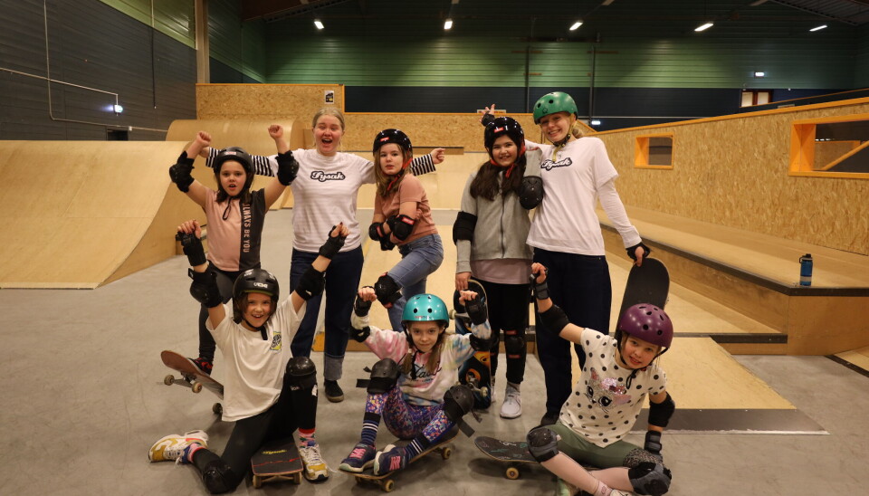 Jentene jubler! Fra venstre: Aurora Frøysland (9), Snøfrid Vestli (20), Emilie Bruland Klungreseth (10), Victoria Cortes Selbak (10), Mari Ravneberg Nordgreen (19), Hanna Høyer Hove (9), Anne Engeline Kvalvik (10) og Tilde Herland (10).