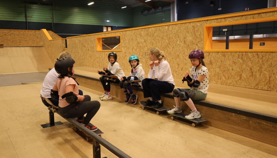 Nordgreen og Vestli går gjennom reglene i skatehallen