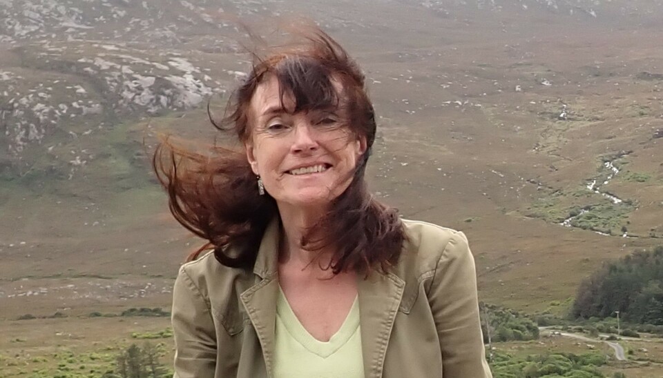 Se så glad Torill er til tross for den sterke vinden i Irland