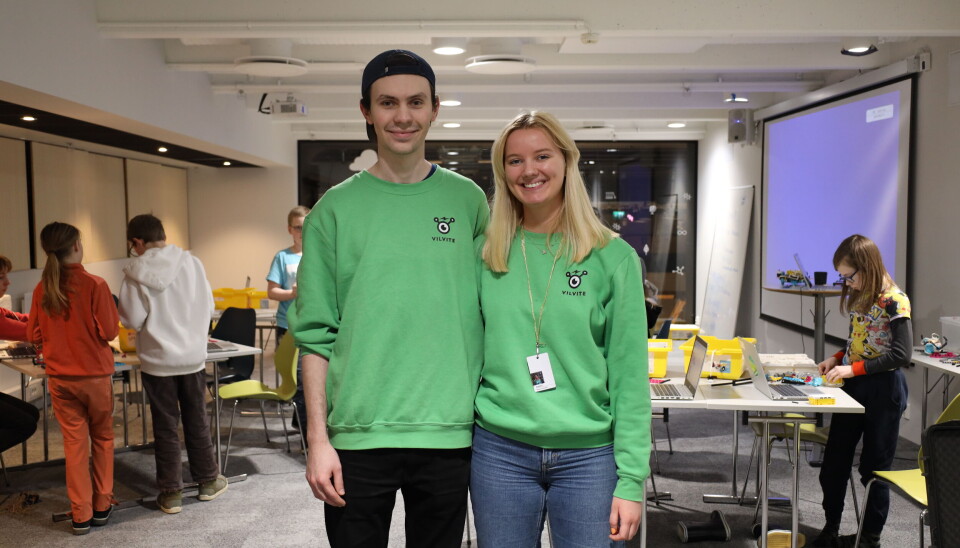 Kathrine Vatnelid og Steffen Moldekleiv mener at robotprogrammeringskurset er et godt eksempel på praktisk arbeid.