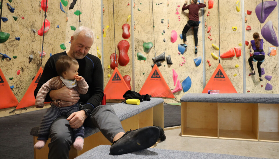 Ylva koser seg sammen med farfar Jørn Woldsdal i klatrehallen. Pappa Andreas Woldsdal klatrer i bakgrunnen.