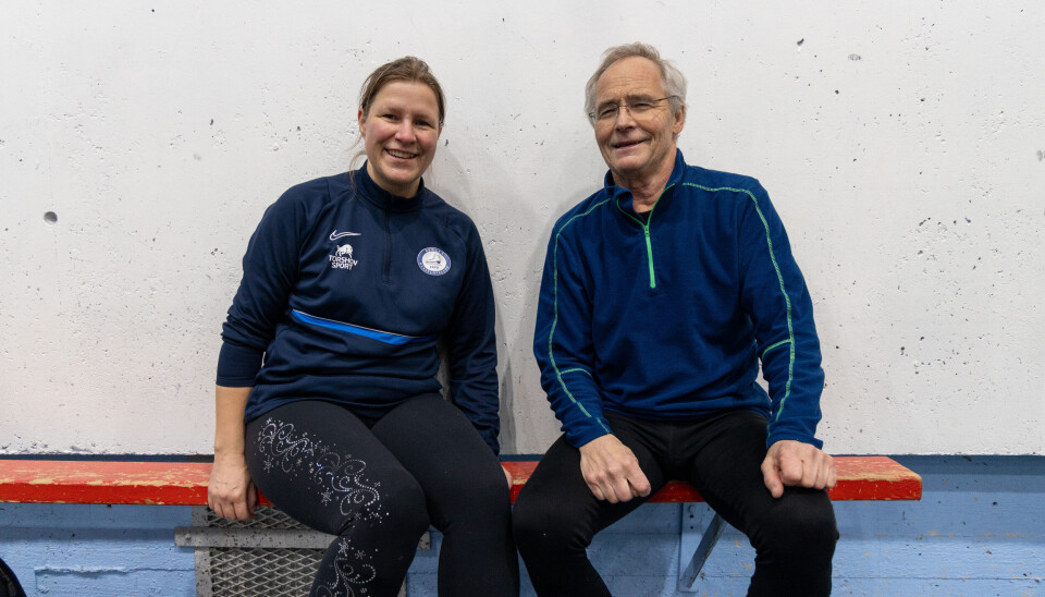 Annette Samuelsen og Thony Hannevig tar seg tid til å smile til fotografen, før de snører av seg skøytene for denne gang.