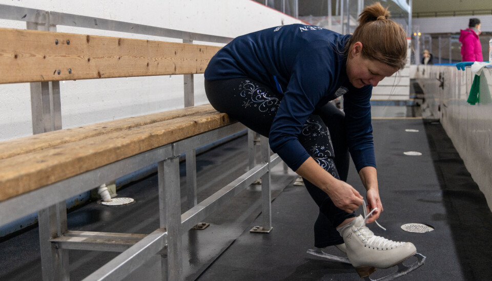 Annette Samuelsen strammer lissene midt i dagens første treningsøkt i Bergenshallen. Senere i dag skal hun ha ballett-trening og mer istid i Åsane Arena.