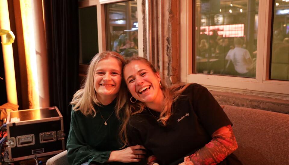 Kjæresteparet Stine og Dina, jobber i kveld sammen som quizmastere.