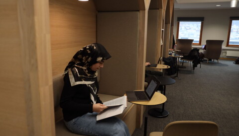 Zahra forteller at det er et fåtall muslimske studenter på fakultetet.