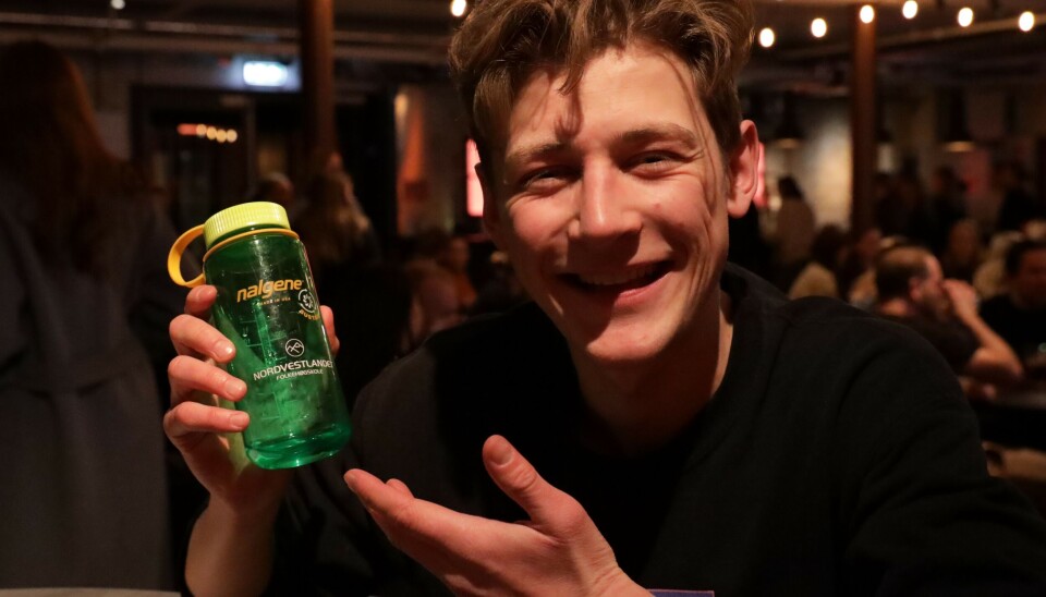 Brostrup Landstad har tatt med seg vannflaske på quiz.