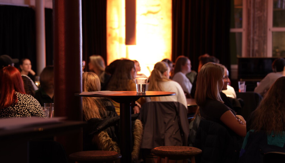 Et ensomt vannglass, forlatt av deltakere som har gått