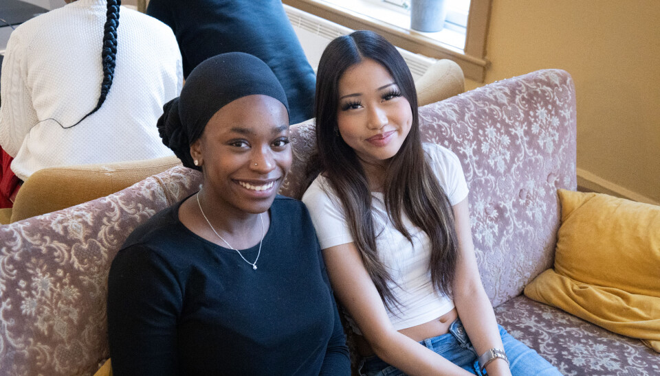 Venninneparet Aisha Twaha (16) (t.v) og Tina Trinh (16) synes det er viktig at ungdommer har et sted hvor de kan møtes.