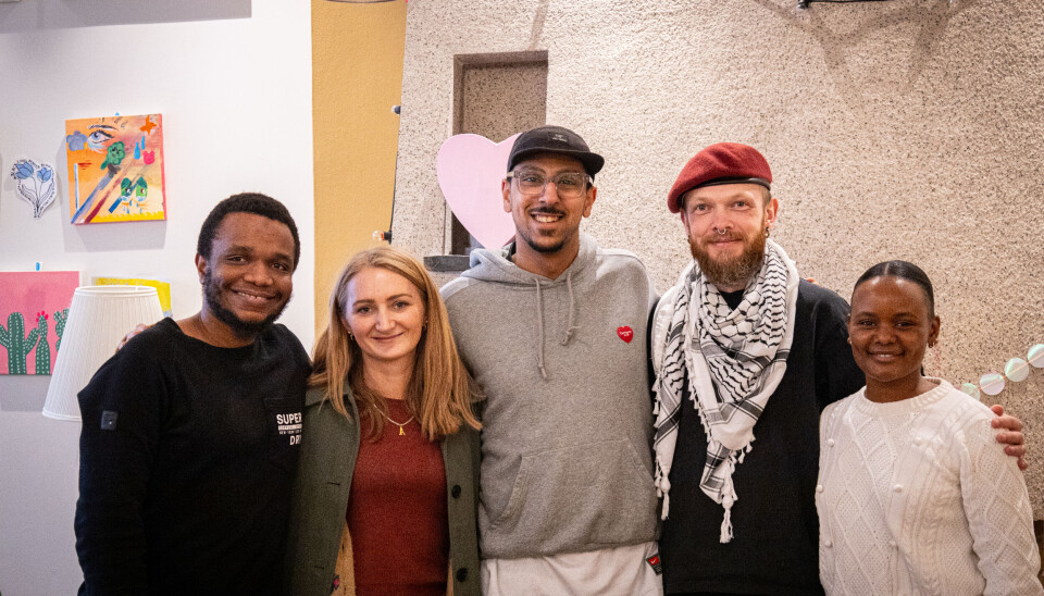 Forandringshuset V13 er en møteplass for ungdommer. (F.v.) Ramadhan Makame, Ann Kristin Giæver Gangdal, Amar Tawafi, Chris Stavaas og Queen Frank Swa.