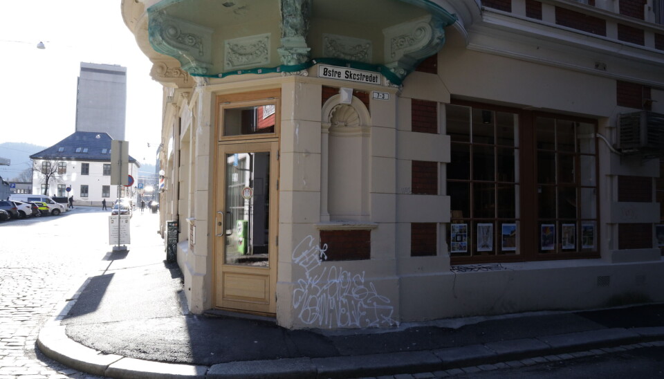 Byarkitektens kontor på bakkeplan rett ved politistasjonen.