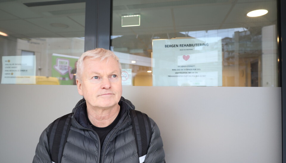 Utenfor dørene til hjerterehabiliteringsklinikken.