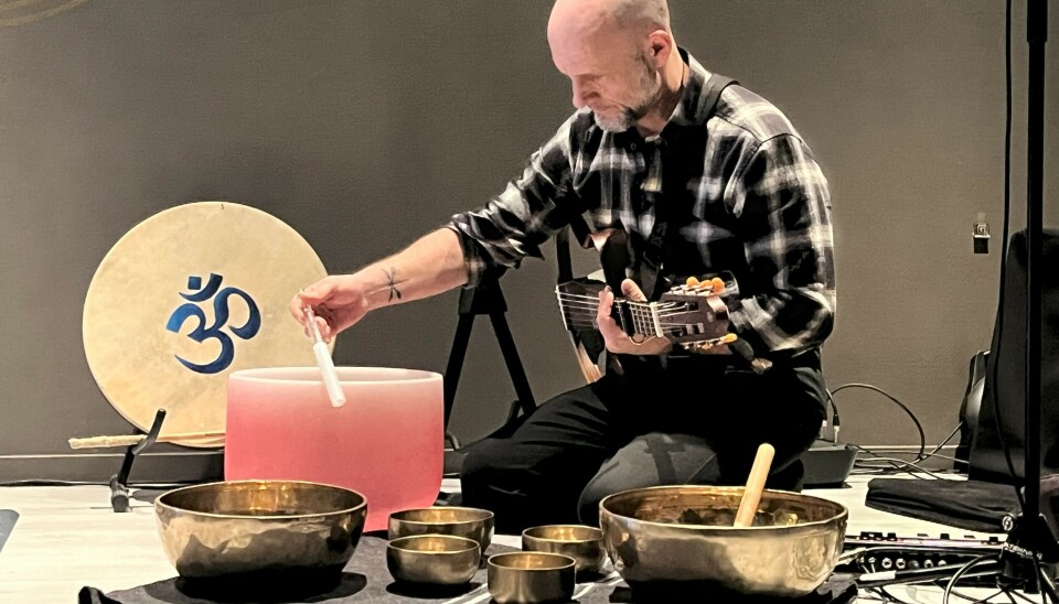 ULIKE INSTRUMENTER. Det blir spilt på blant annet helelektrisk gitar, syngeboller fra India og rammetromme gjennom økten.
