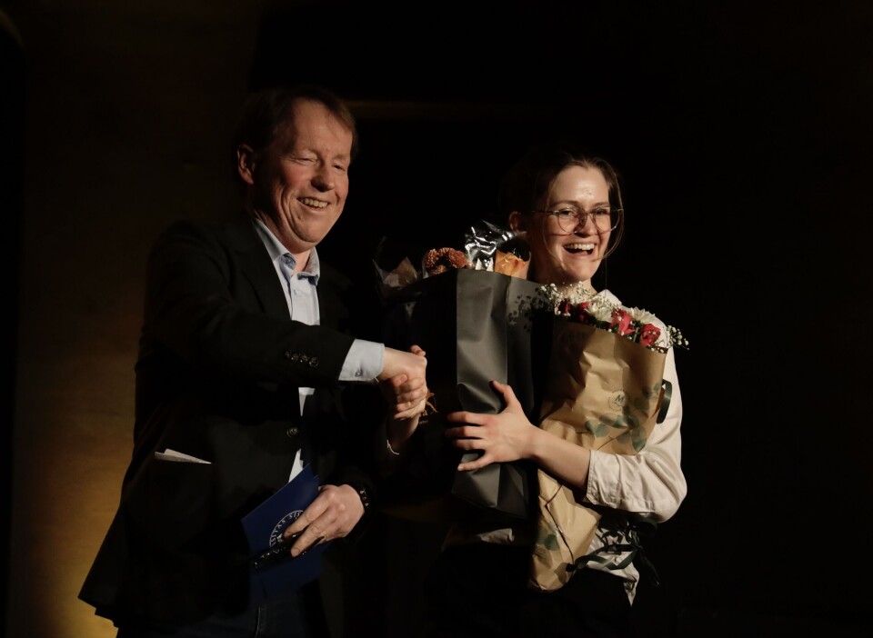 Visedekan Svein Ivar Angell mimrer tilbake til egen revytid og gratulerer revysjef Ingeborg Nilsen Vatle.