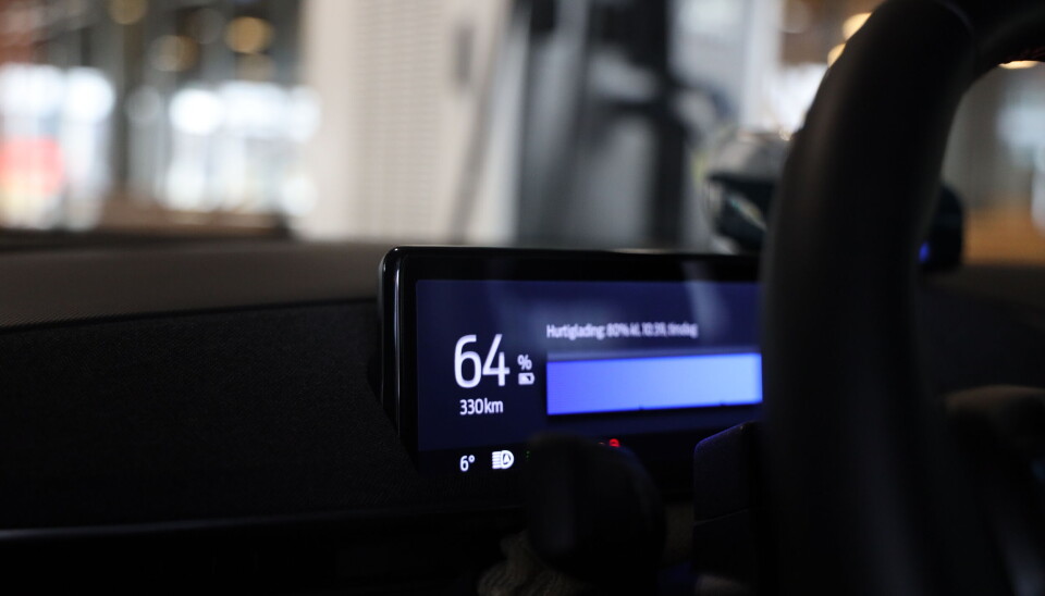 Før Hakim setter i gang med arbeidsdagen lader han bilen til 80 prosent ved en hurtiglader. Han forteller at det lengste han har kjørt med elektrisk drosje er fra Bergen til Rong i Øygarden. Til sammenligning kjørte han gjerne distanser tilsvarende Bergen til Førde da han kjørte fossilbil.