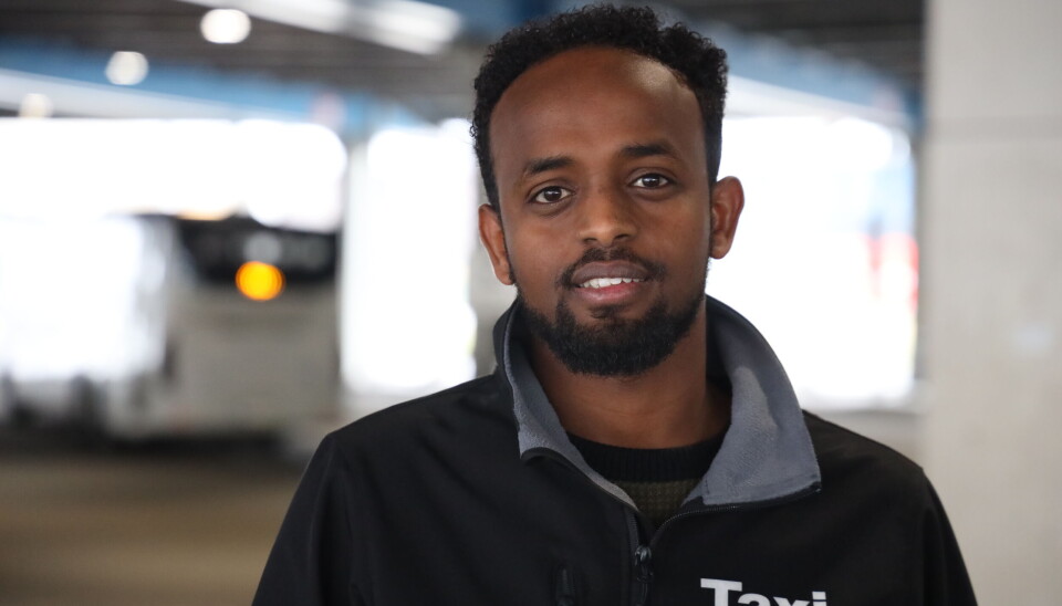 Abdi Hakim (24) forteller at arbeidshverdagen er mindre produktiv bak rattet på en elektrisk bil.