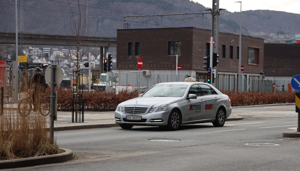 Ifølge Opplysningsrådet for veitrafikken var 88 prosent av alle nye drosjer i Norge i 2023 elektriske. Snart skal også denne drosjen byttes ut til fordel for en nullutslippsbil. Når forbudet trer i kraft, må drosjesjåførene ha solgt bilene med fossilt drivstoff som eies privat.