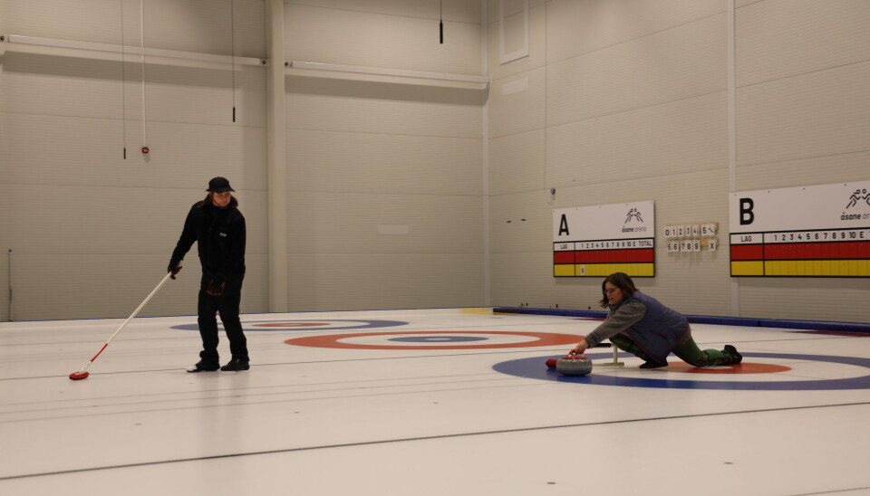 Evensen (til høyre) har tidligere vært på juniorlandslaget til Tyskland i curling.