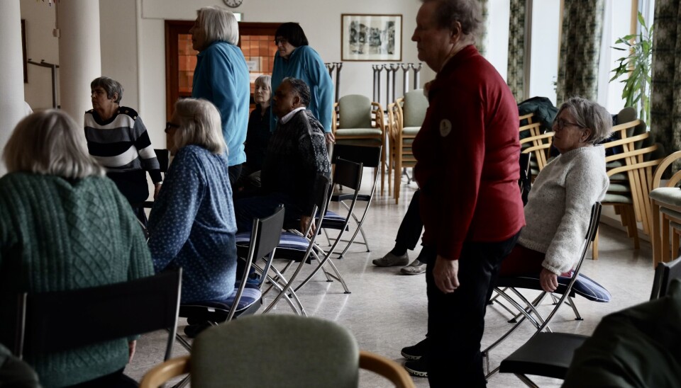 Det tilrettelegges slik at de som vil kan bli sittende under alle øvelsene.