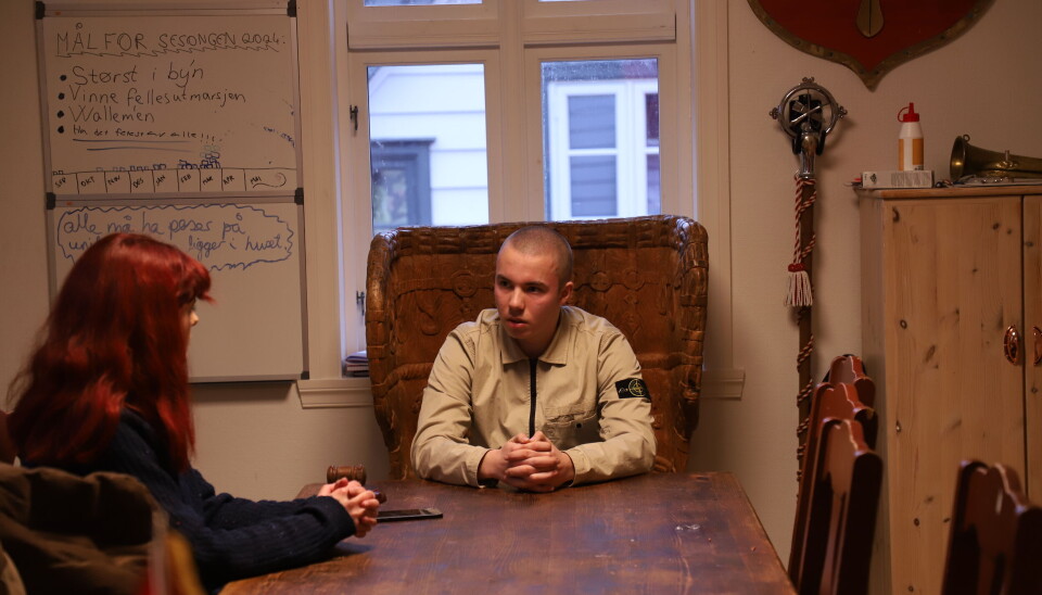 Adrian Gjerde-Larsen er tamburmajor i Dræggens Buekorps. Etter elleve sesonger blir årets sesong hans siste.