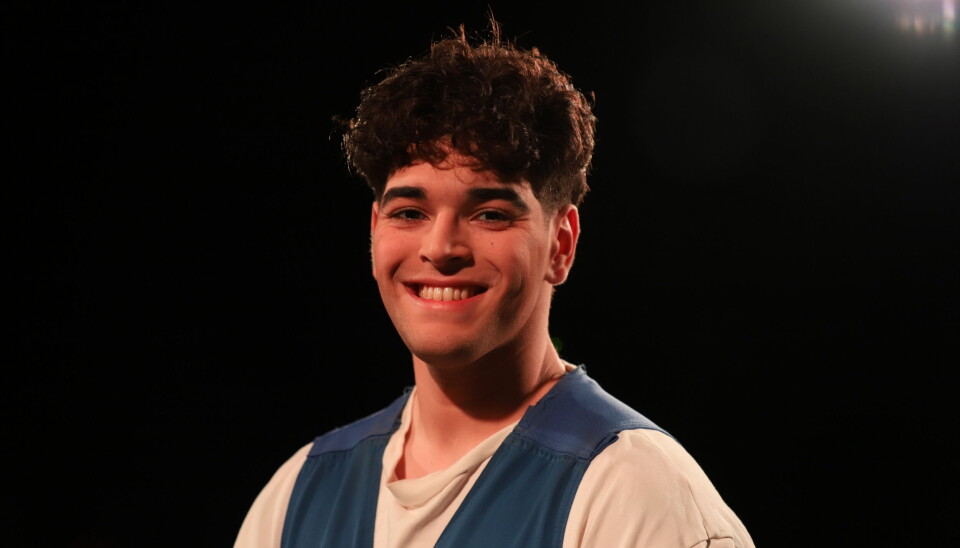 Esteban Motamayor (21) tar på seg kjeledressen i sin første teaterolle