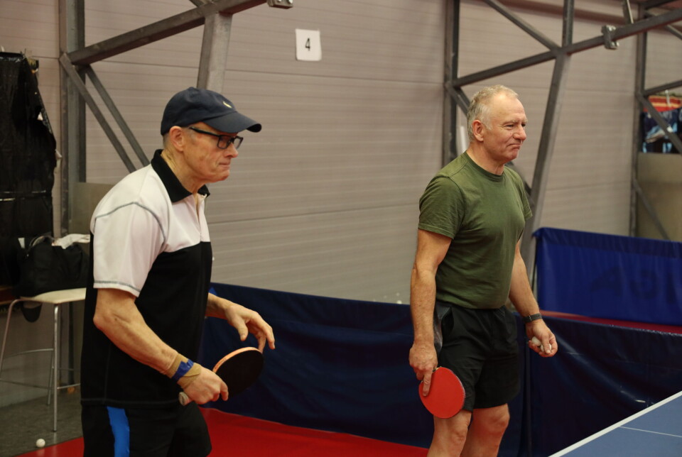 Hermund Vangsnes (t.v.) fikk en bordtennisrackert til 71-årsdagen. Etter det ble han raskt hektet.