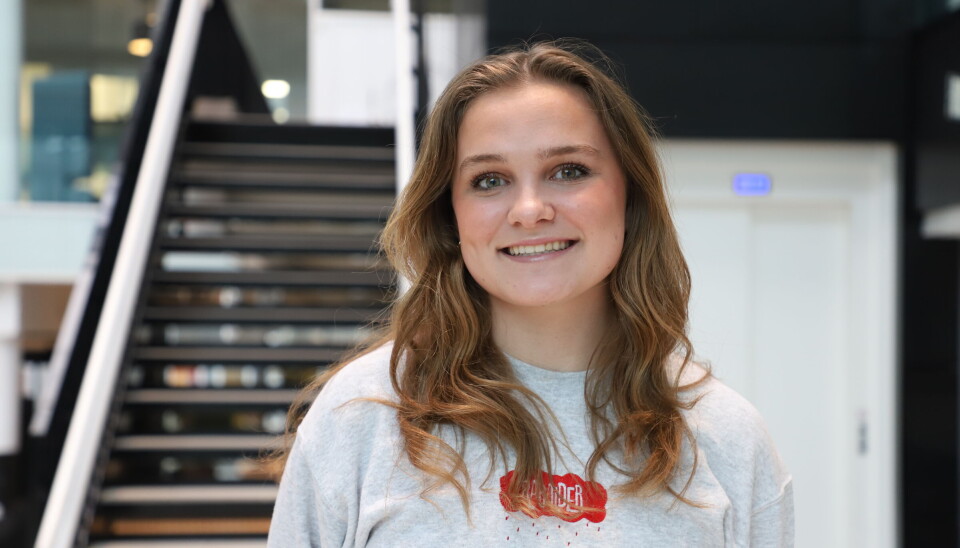 Fredrikke Hagen fikk kvalitetstid med bestemoren da de sydde festdrakten hennes sammen.