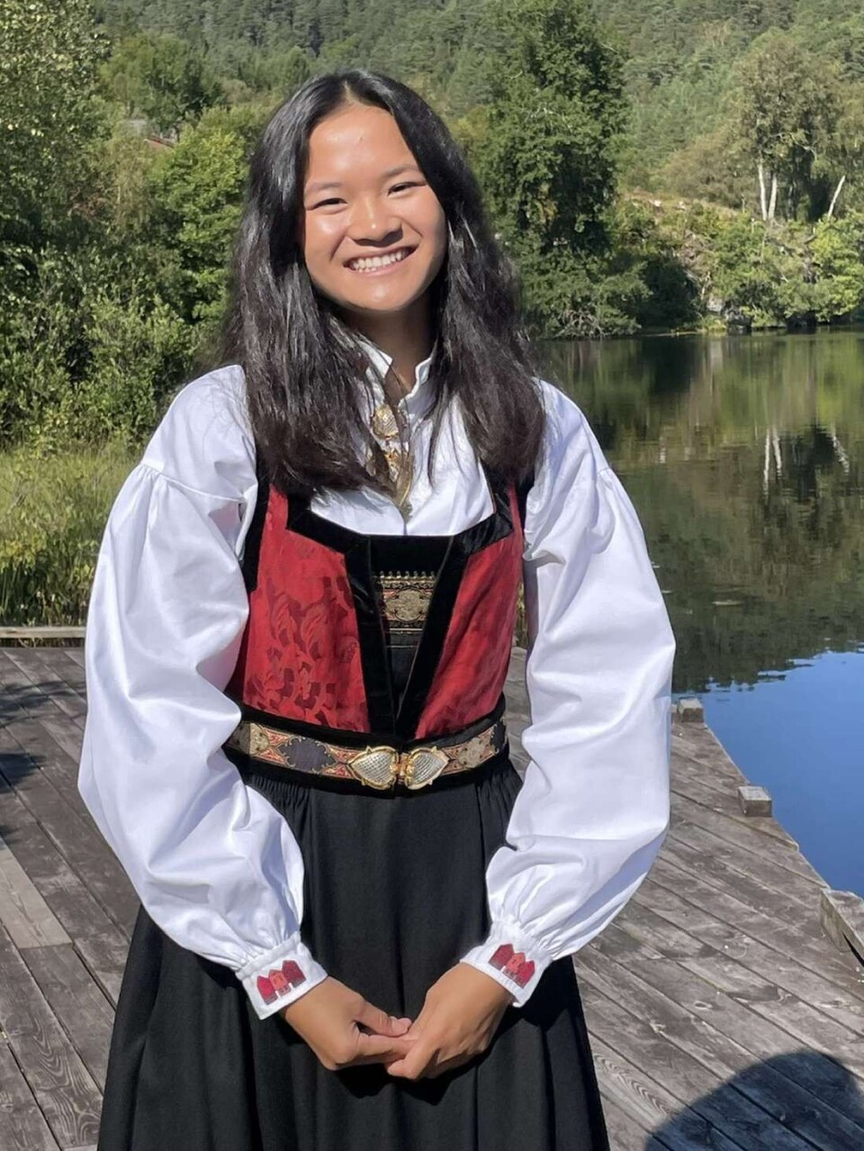 Melina Skaftun ikledd sin festdrakt; Vestlandsdrakten.
