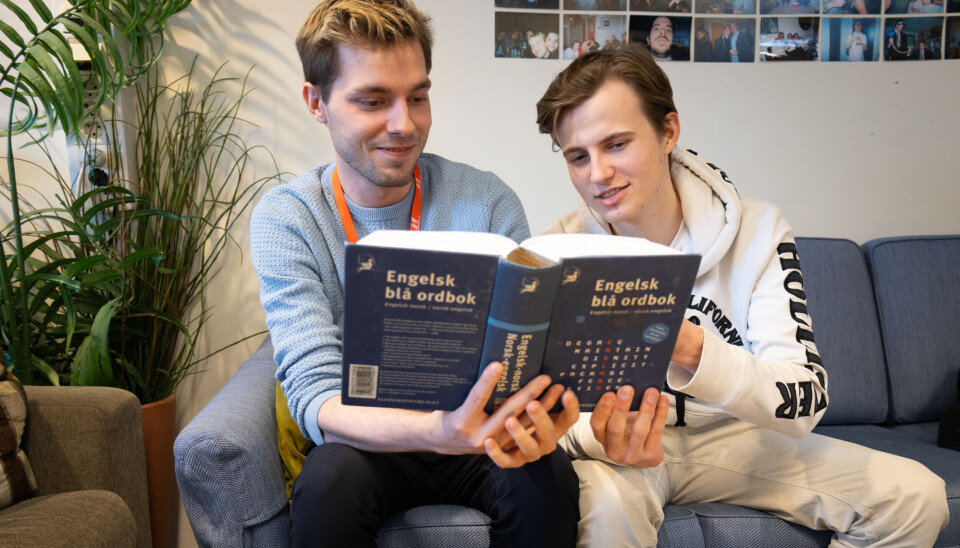 Øyvind Myklatun (24) (t.v.) og Magnus Walther-Numme (21) er opptatt av å bevare det norske språket. De er i tillegg kritiske til hvordan ordboken er bygget opp.