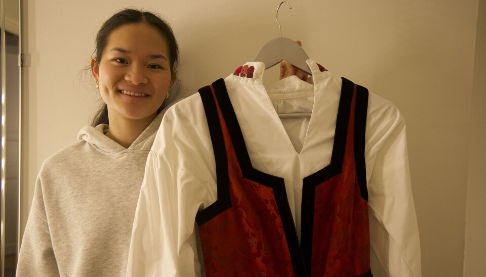 Melina Skaftun viser frem sin Vestlandsdrakt.