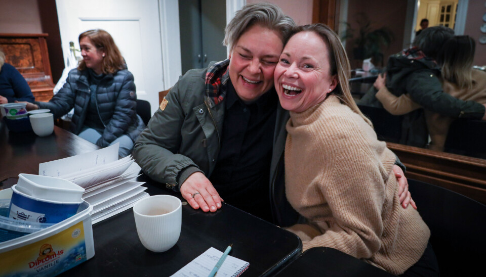 Helle Birkeli (t.v) og Jeannie Haukeland smiler på kjøkkenhagekurset. – Vi hadde ikkje vore her hadde det ikkje vore sosialt!