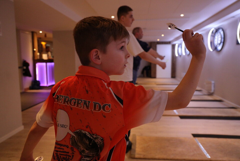 Adrian Falck har spilt dart siden han var to år gammel. Drømmen er å bli like god som favorittspilleren Raymond 'Barney' van Barneveld.
