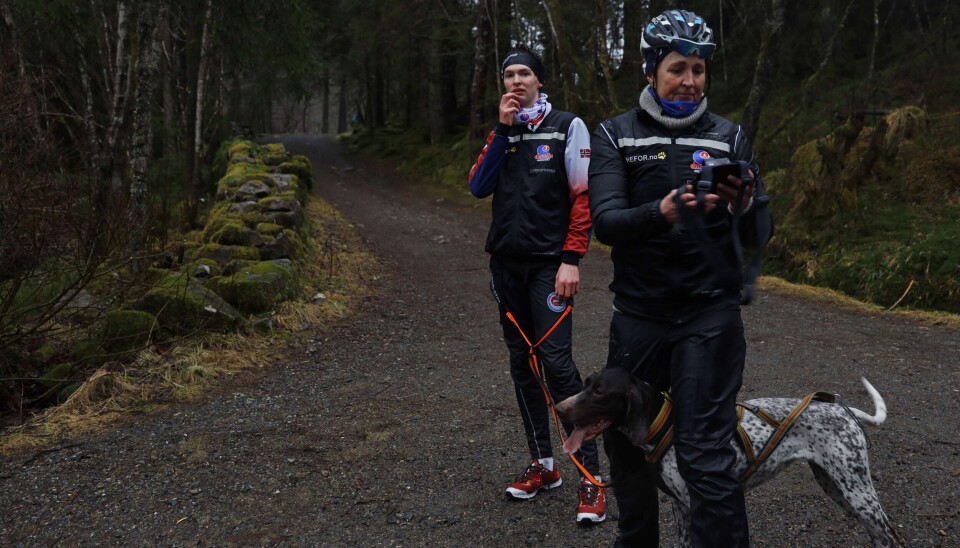 Mor Beate og sønn Julian på barmarkstrening. Det er lettere å få til enn skitrening. Beate og Julian
