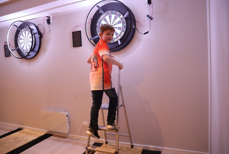 Høyden er ikke noe problem for unge dartsspillere i Bergen Darts Club.