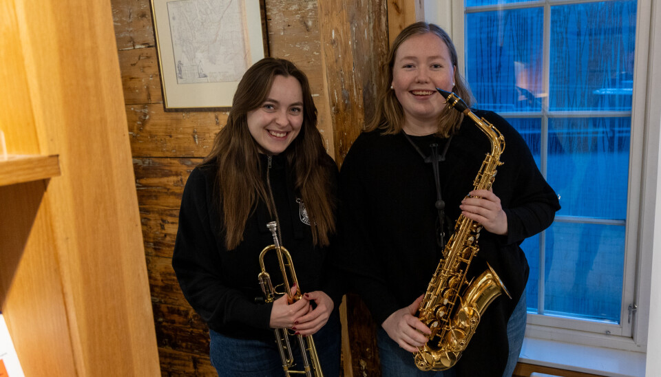 Vilhelmine Johanne Haagen (t.v. med trompet) og Johanne Skogland Nornes (saksofon) spiller sammen i Alvøen Musikkforening.