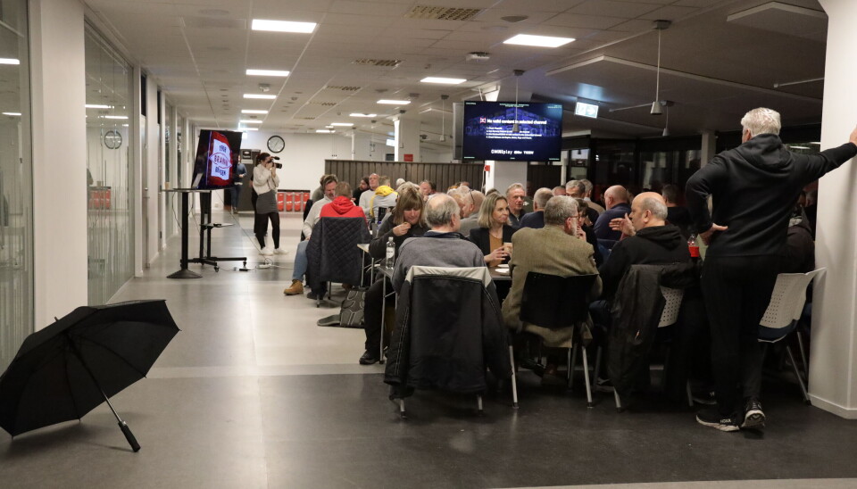 Mange frivillige trosset regnet for å møte på Brann Stadion en onsdags kveld.