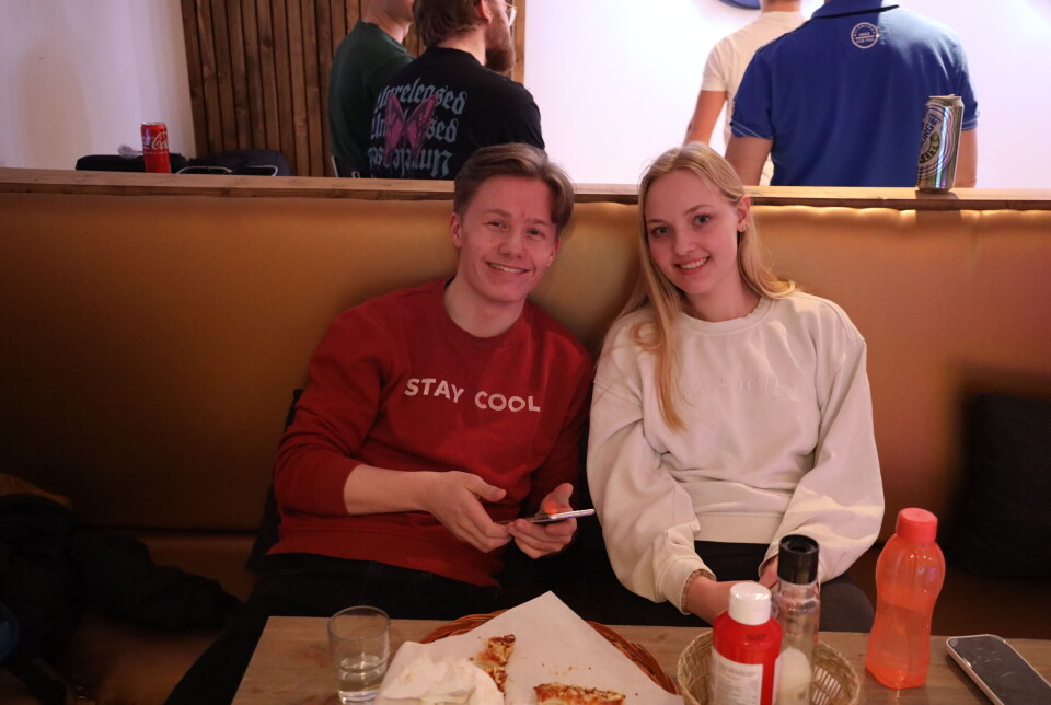 Bergen Darts Club er ikke bare et sted for rutinerte dartsspillere. Henrik Skjoldal Lønn (18) og Thea Celine Yndestad Bontveit (17) brukte anledningen til å dra på dart-date.
