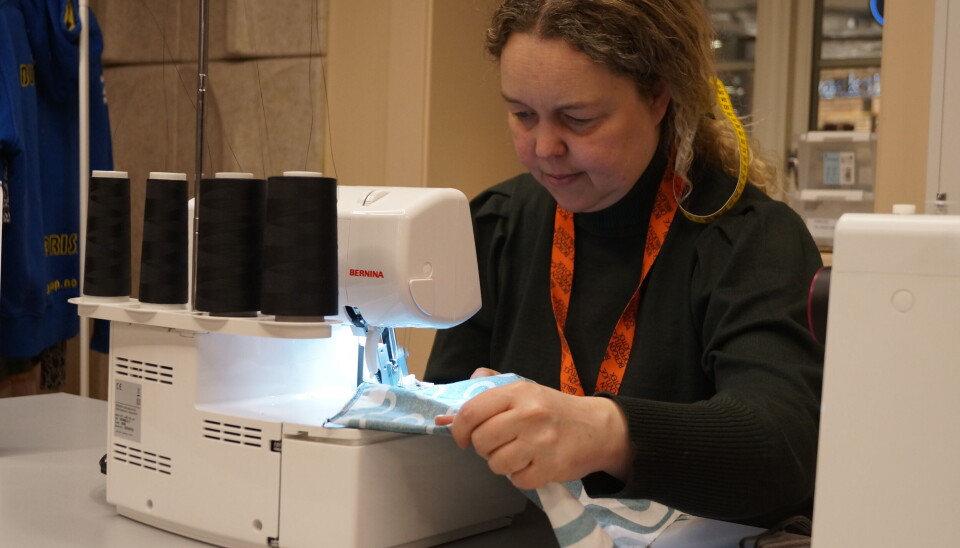 Ingrid Stensnes syr på overlock. Hennes beste tips er å fikse strømpebukser med hull på tåa med overlock, det tar under et minutt.