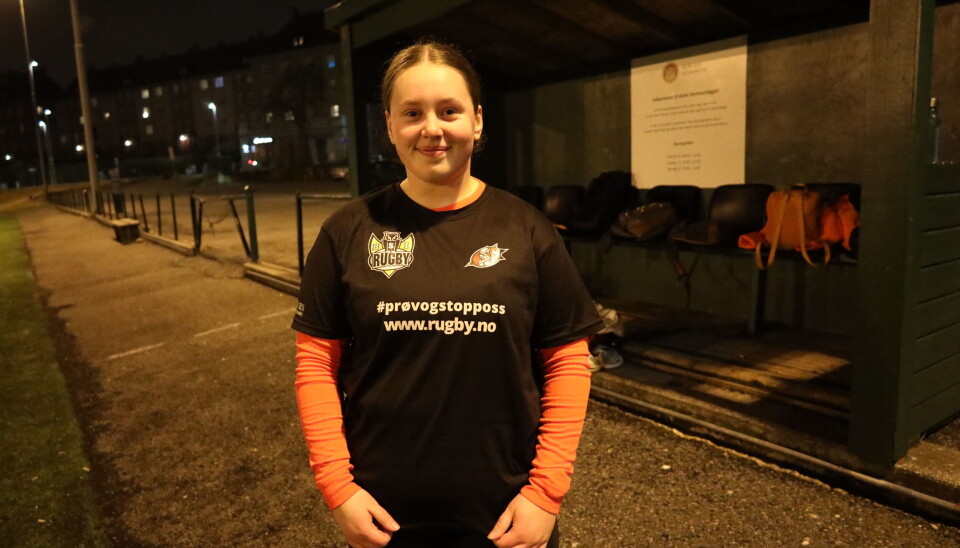 På Andrines t-skjorte står # prøvogstopposs, som er en del av kvinnesatsingen til Norges Rugbyforbund