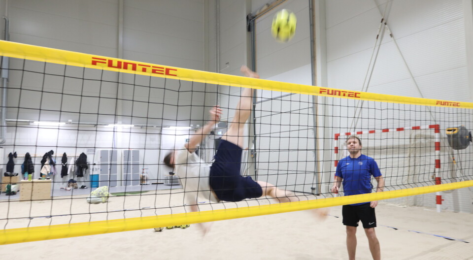 Røed og lagkamerat Kjell Martin Solsvik i aksjon. Her viser Røed en av signaturbevegelsene i sporten kalt 'bicycle kick'