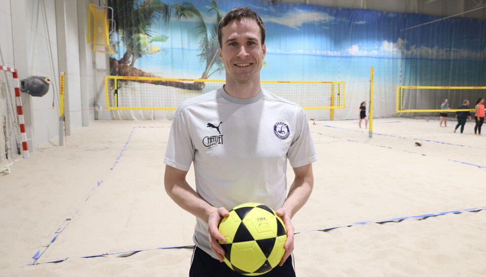 Eivind Daniel Røed trener footvolley i Åsane Arena sin nye sandhall.