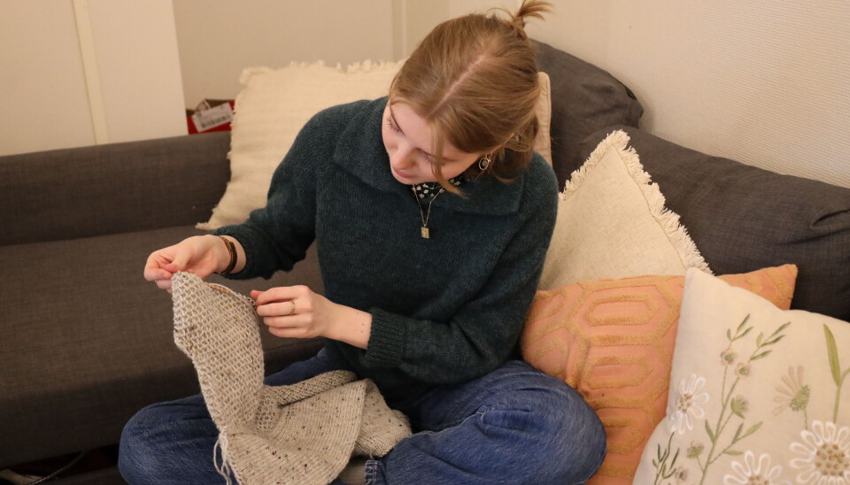 Mathilde lærte seg å strikke når ho var 8 år, då viste bestemora og mora ho kva ho skulle gjere.