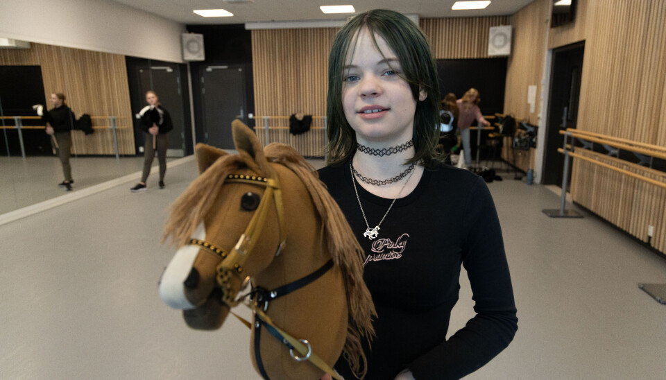 Siri Aurora har flere kjepphester i en stall hjemme, her har hun med kjepphesten Elle.
