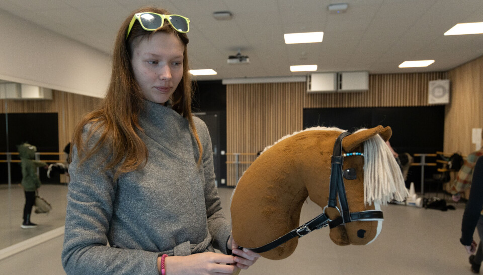 Emilie Hagenes er nå trener, men føler at det snart er på tide å legge fra seg kjepphesten nå som hun fyller 18 år. Hun synes det er trist at det er mindre og mindre forståelse for sporten jo eldre man blir.